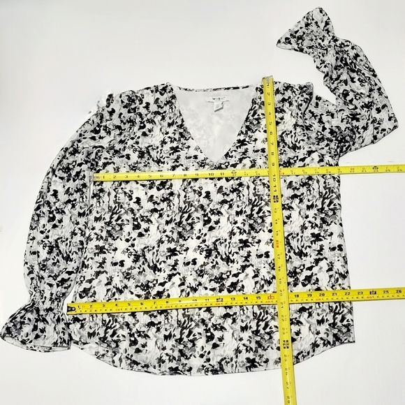 WHBM Black & White Leaf Pattern Long Ruffled Sleeves Blouse (M) - Picture 7 of 8
